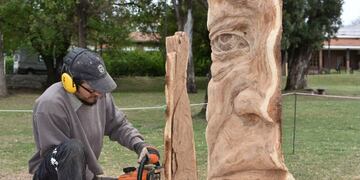 Escultores trabajan sobre diferentes materiales\u002E