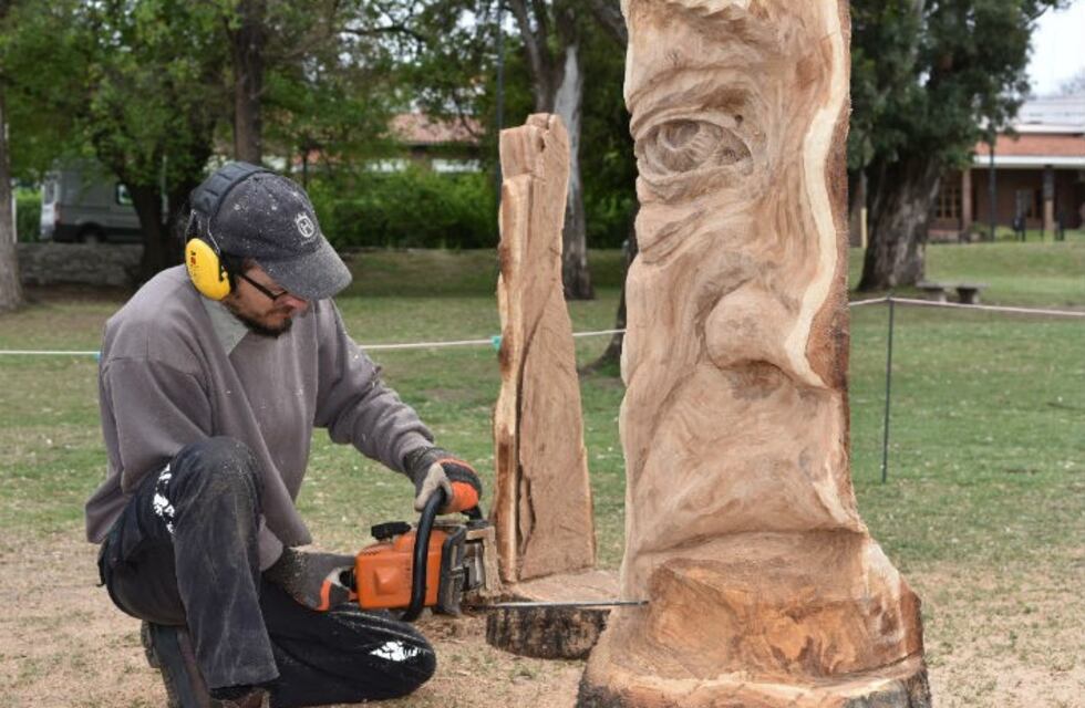 Artistas realizan obras en vivo en el 1° Encuentro Nacional de Escultores de Alta Gracia