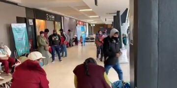 Desde Mendoza, ciudadanos bolivianos, varados, regresan a su país\u002E