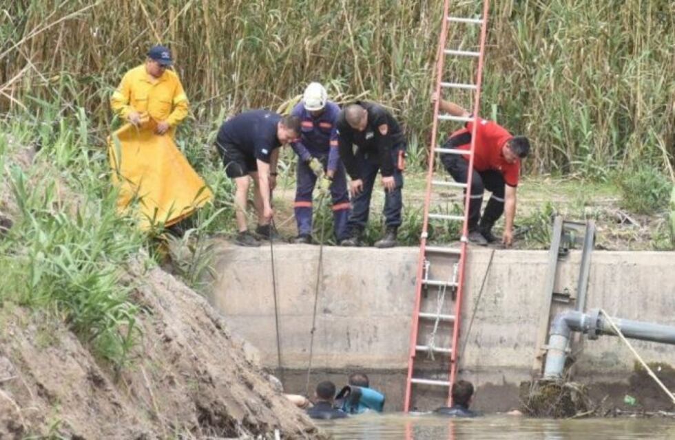 Bromeaba al borde del canal, cayó y murió ahogado