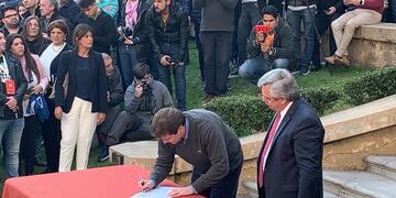 Melella firmó un acta compromiso con Alberto Fernández