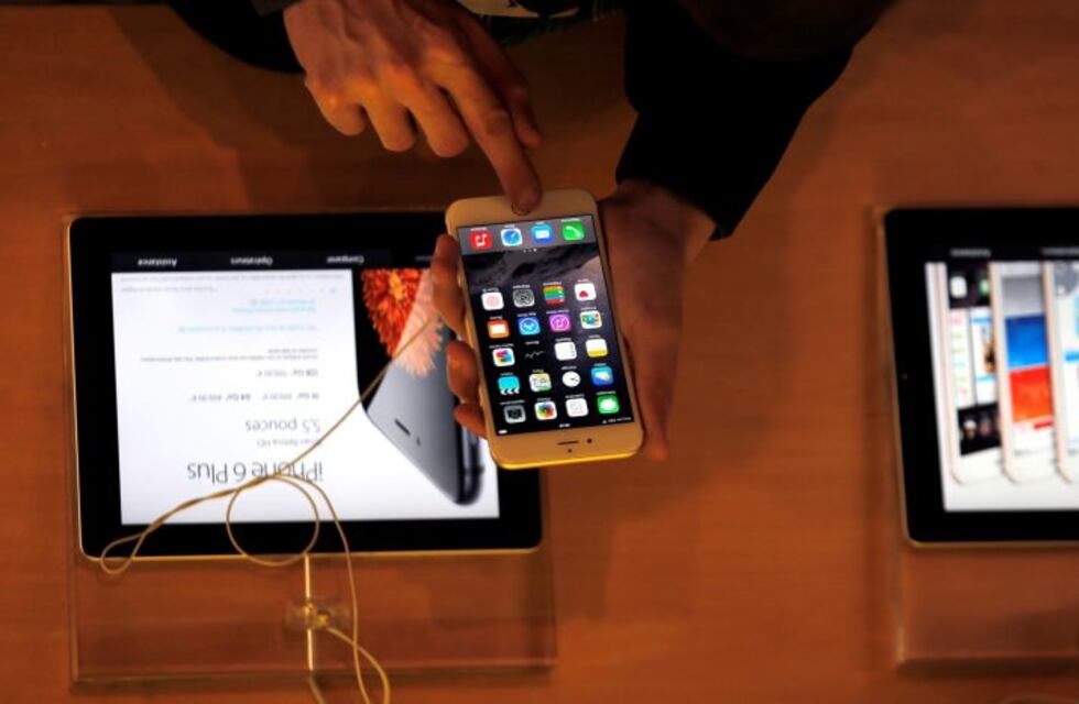 Un hombre mordió la batería de su celular y le explotó en la cara