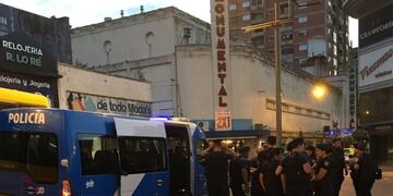 Decenas de policu00edas comenzaron a patrullar el microcentro de Rosario en la segunda jornada del paro de trabajadores municipales.