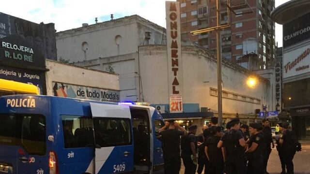 Decenas de policu00edas comenzaron a patrullar el microcentro de Rosario en la segunda jornada del paro de trabajadores municipales.
