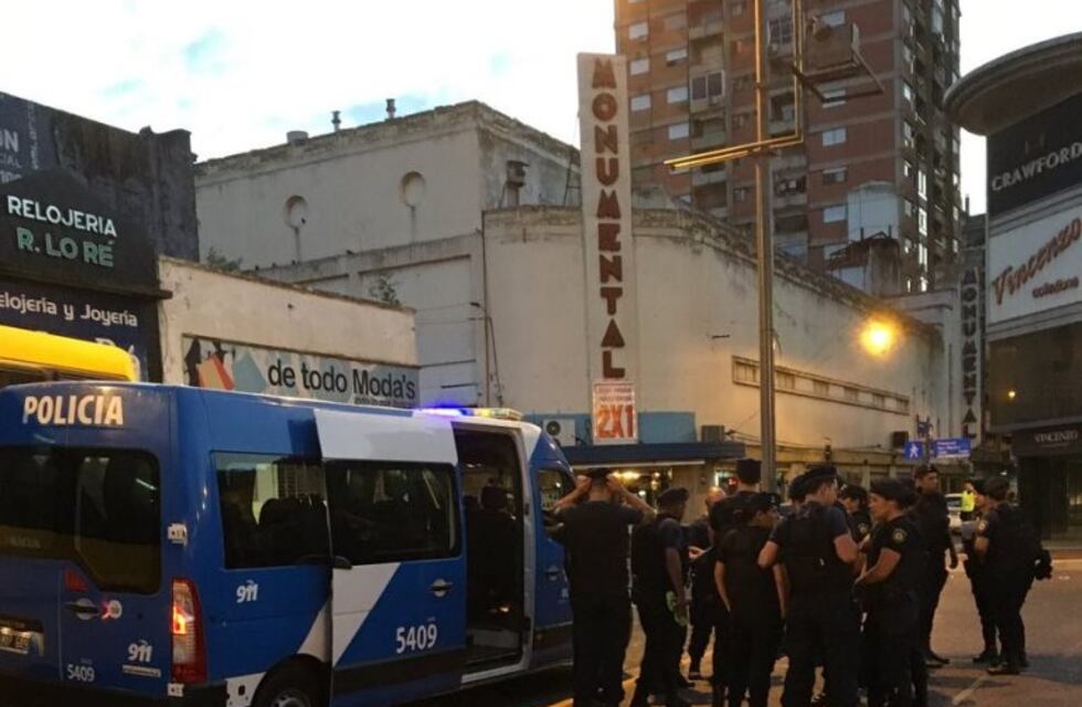 La policía desplegó 120 agentes en el centro para evitar la llegada de vendedores informales
