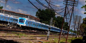 DYN607, CASTELAR 22/10/2016, EL FERROCARRIL SARMIENTO CONTINUA SIN FUNCIONAR DESDE AYER, POR UN PROBLEMA EN EL SISTEMA ELECTRICO EN LA ESTACION CASTELAR\u002E\r\nFOTO: DYN/PABLO AHARONIAN\u002E castelar reanudacion servicio ferrocarril sarmiento tras suspension del servicio por falla electrica trenes ferrocarriles suspensiones de servicio
