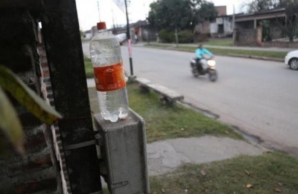 Ponen una botella de agua sobre el medidor de luz para bajar el consumo