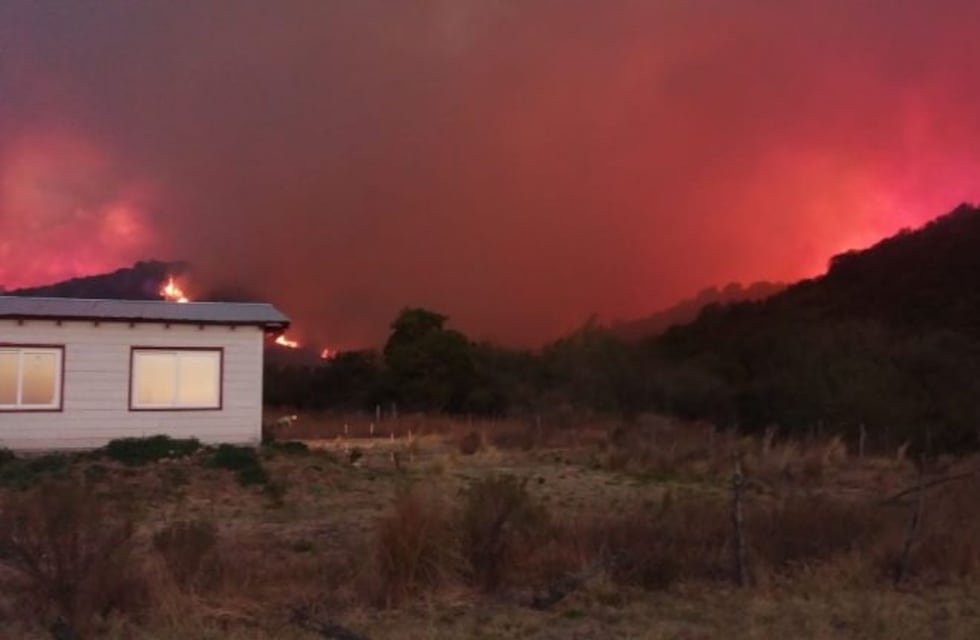 Evacuaron un barrio en Villa Giardino: el fuego no da tregua