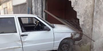 Chocó primero un árbol y luego se incrustó en una casa\u002E Terminó detenido