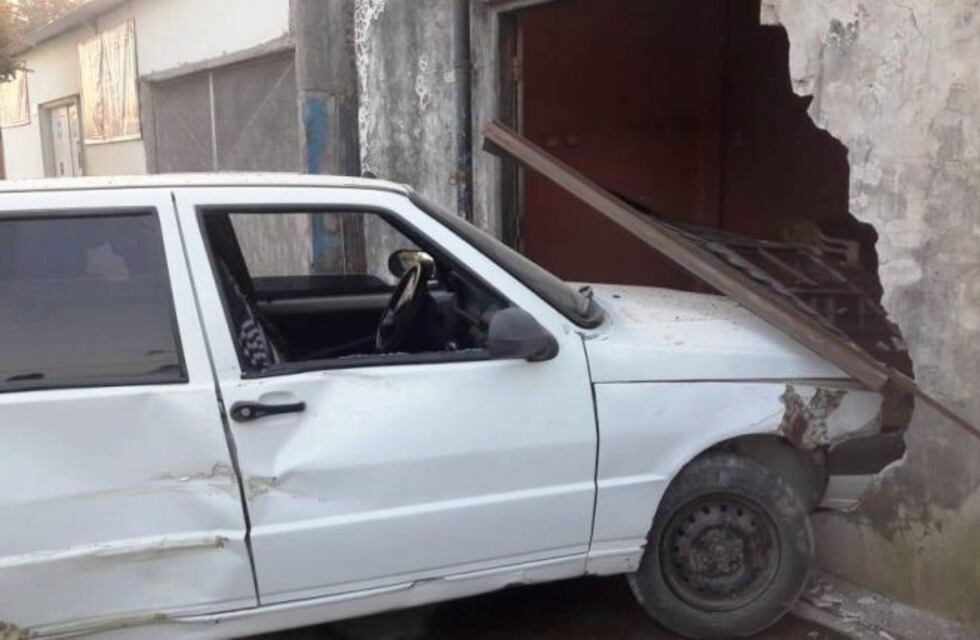 Borracho se incrustó contra la pared de una vivienda
