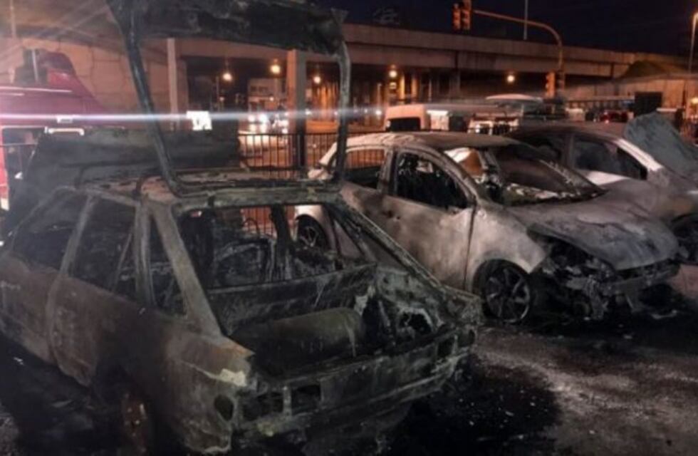 Se incendiaron cuatro autos en el estacionamiento del Hospital Posadas