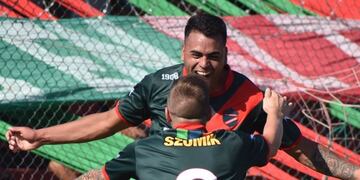 Festejo en El Trampero\u002E La Peña es puntero invicto en la Zona 8\u002E