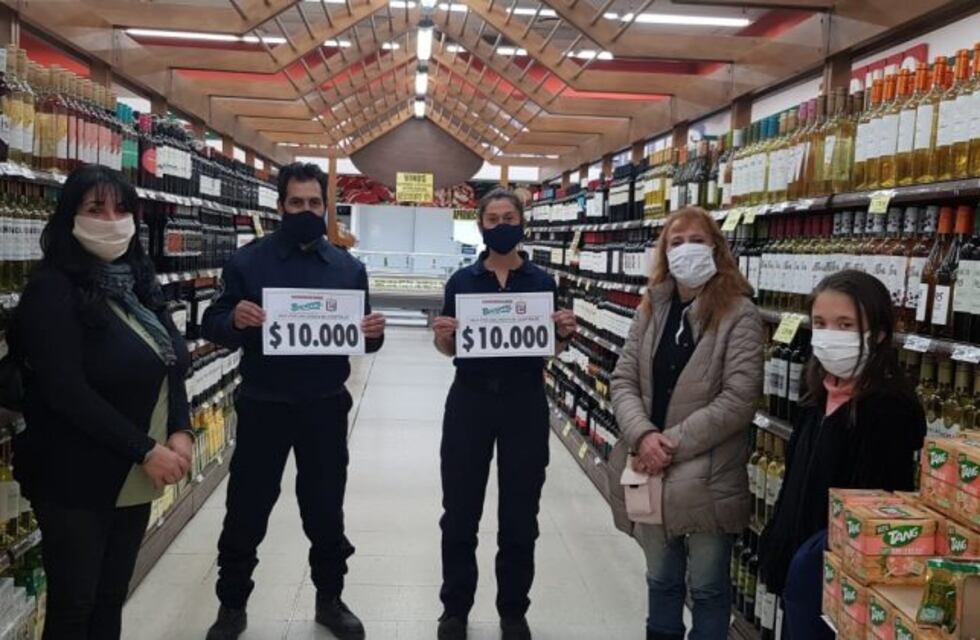 Carlos Paz: recibieron premios por $10000 y los donaron al cuartel de Bomberos Voluntarios