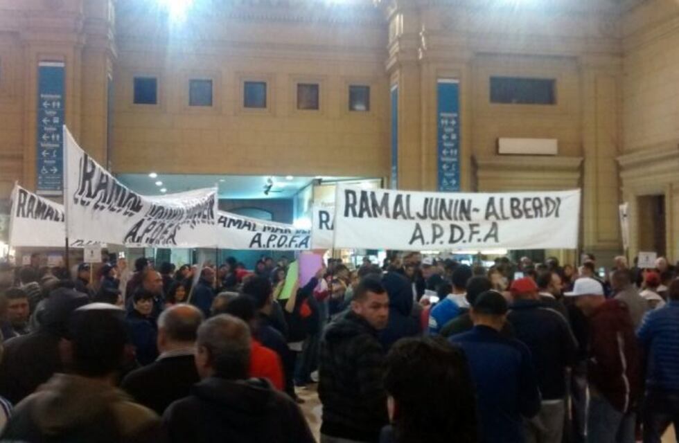 Ferroviarios se manifiestan en la estación Plaza Constitución y convocaron a un paro de 24 horas
