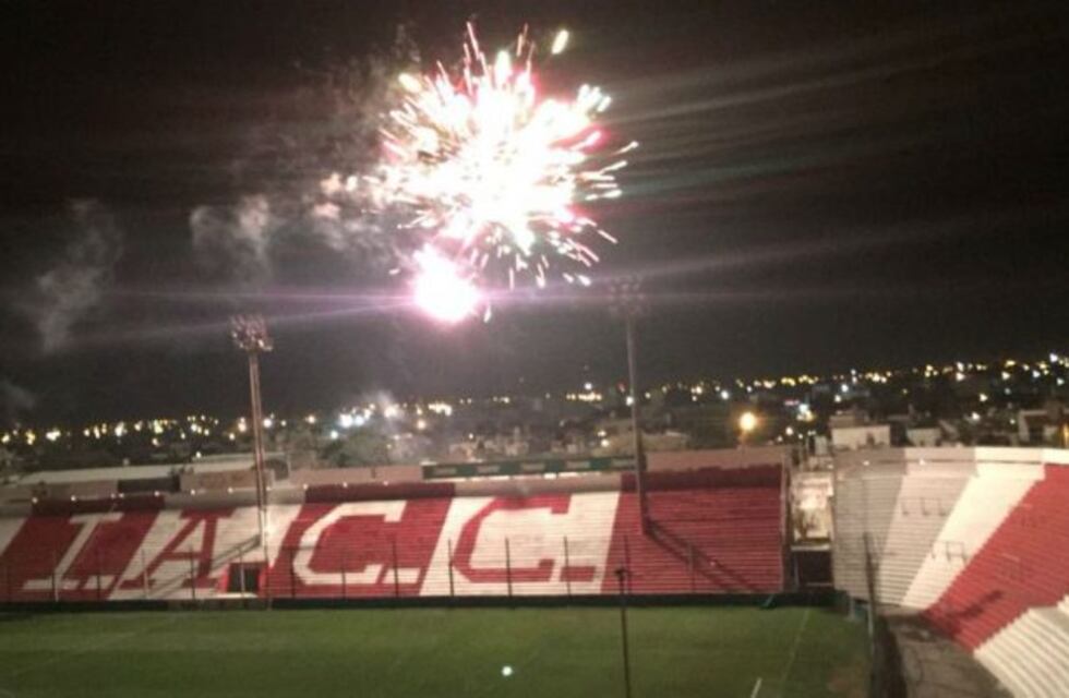 ¡100 años de Gloria!: Instituto empezó los festejos a puro fuego artificial