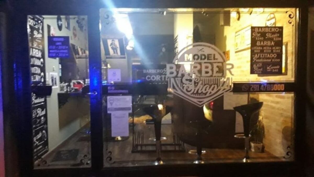 Rompió la vidriera y se llevó dinero