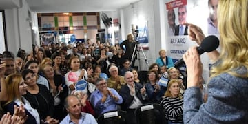 Presentación de candidatos radicales (Silvia Elías de Pérez\u002E Twitter)