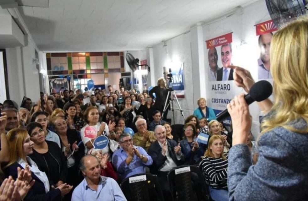 Silvia Elías de Pérez se mosotró con sus candidatos en la Capital