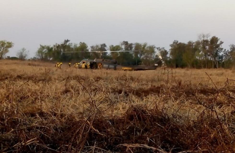 Con avión hidrante, helicóptero y guardias de brigadistas controlan la situación en las islas de Victoria