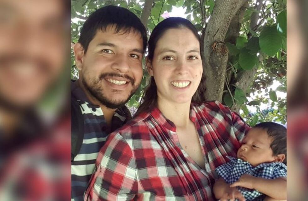 Cristhian es sordo y le relata cuentos a su bebé con lengua de señas