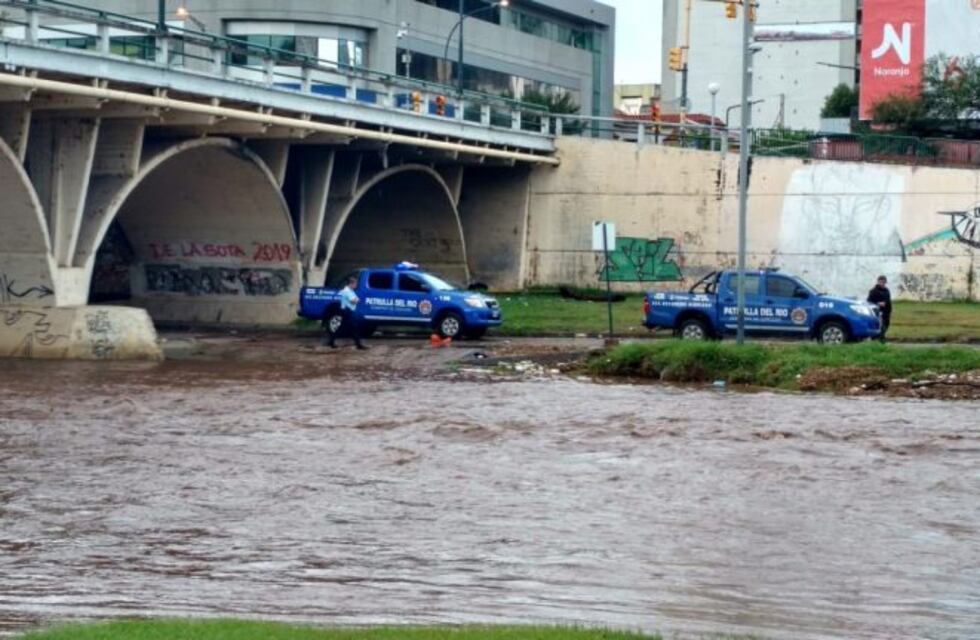Cierran ambas manos de la Costanera por la crecida del río