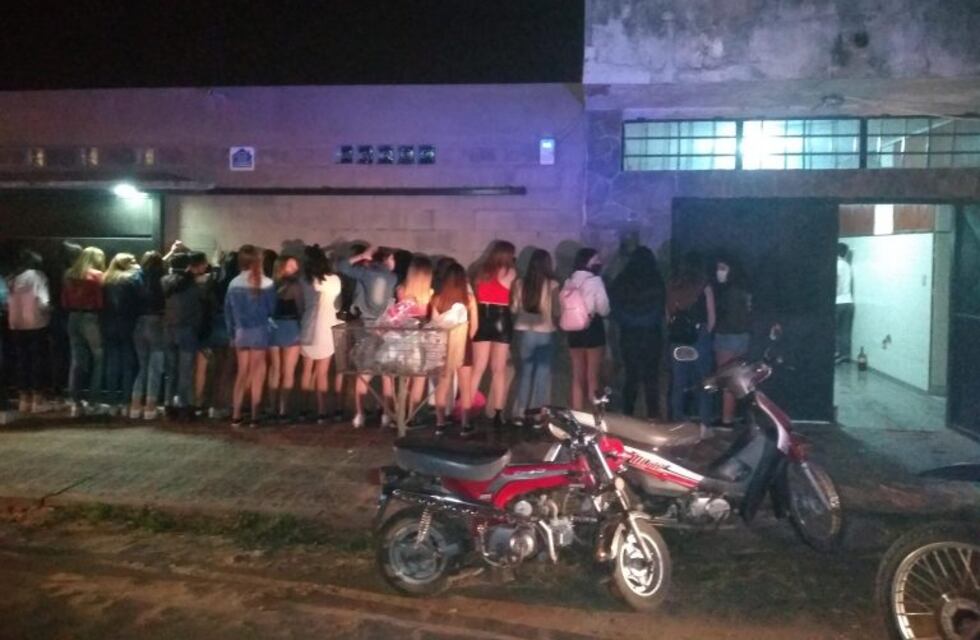 Adolescentes organizaron una fiesta para 150 personas