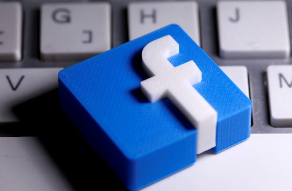 Facebook elimina cientos de grupos de teorías conspirativas de QAnon