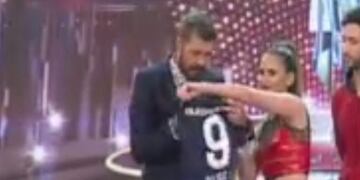 La remera del goleador auriazul llegó al piso del Bailando\u002E (Canal 13)
