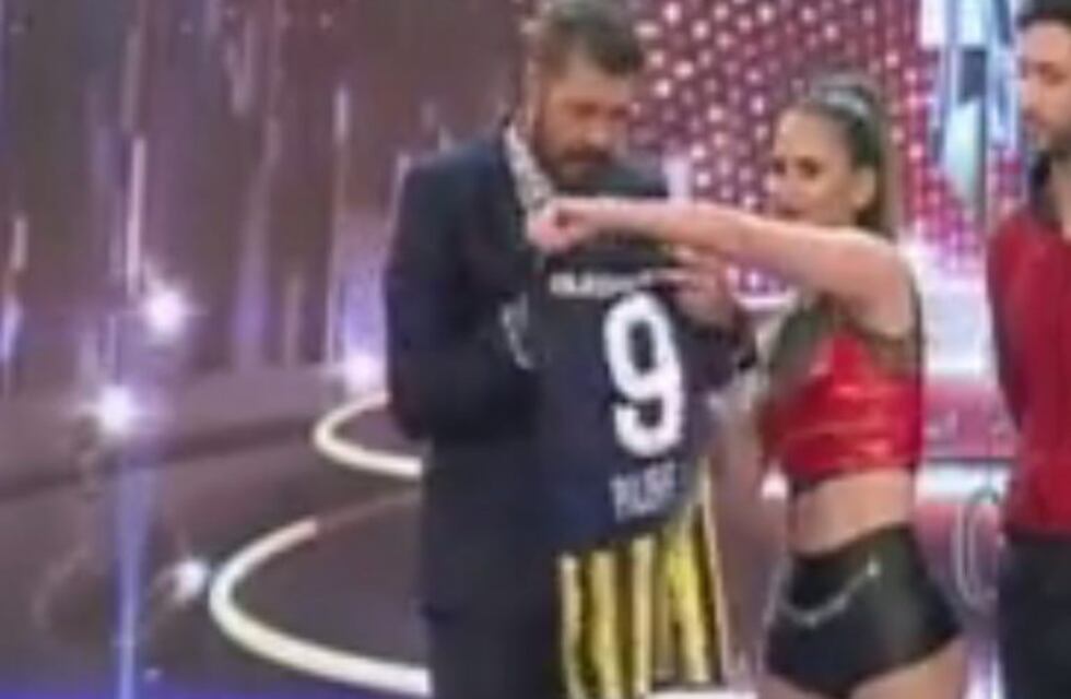 Los hinchas de Central coparon Showmatch y Silvina Luna le regaló una camiseta a Tinelli