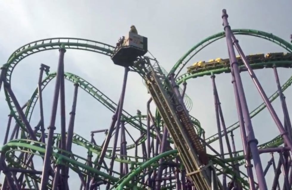 Pánico en un parque de diversiones en EE.UU: 24 personas quedaron atascadas en una montaña rusa