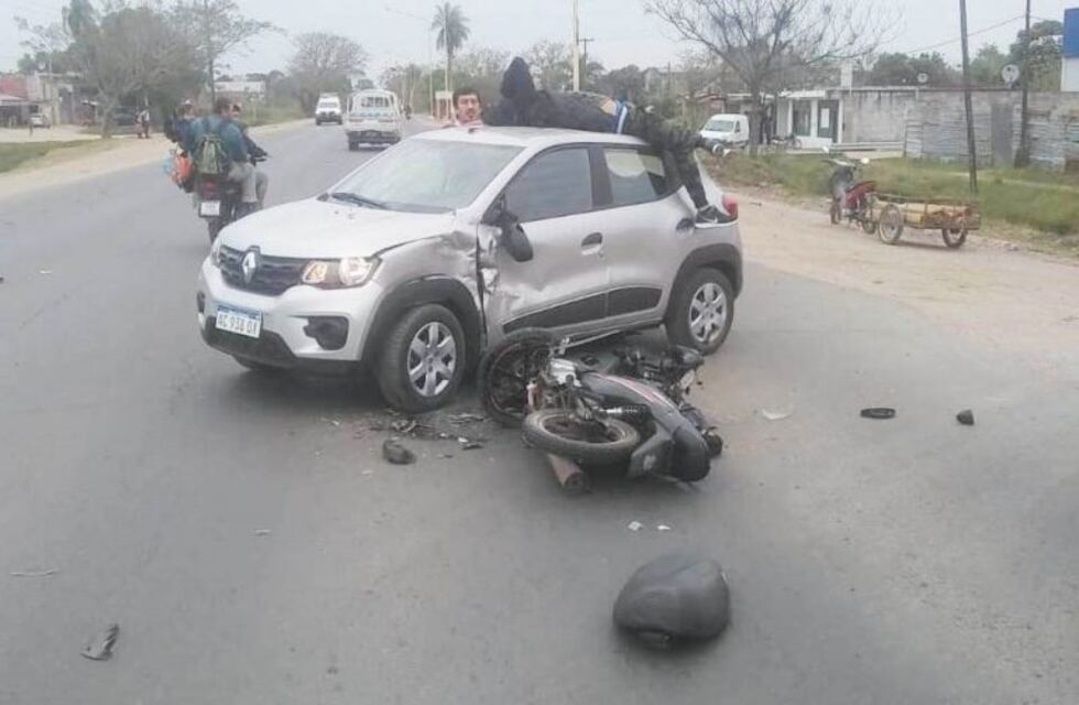 Motociclista chocó contra un automóvil y terminó sobre el techo