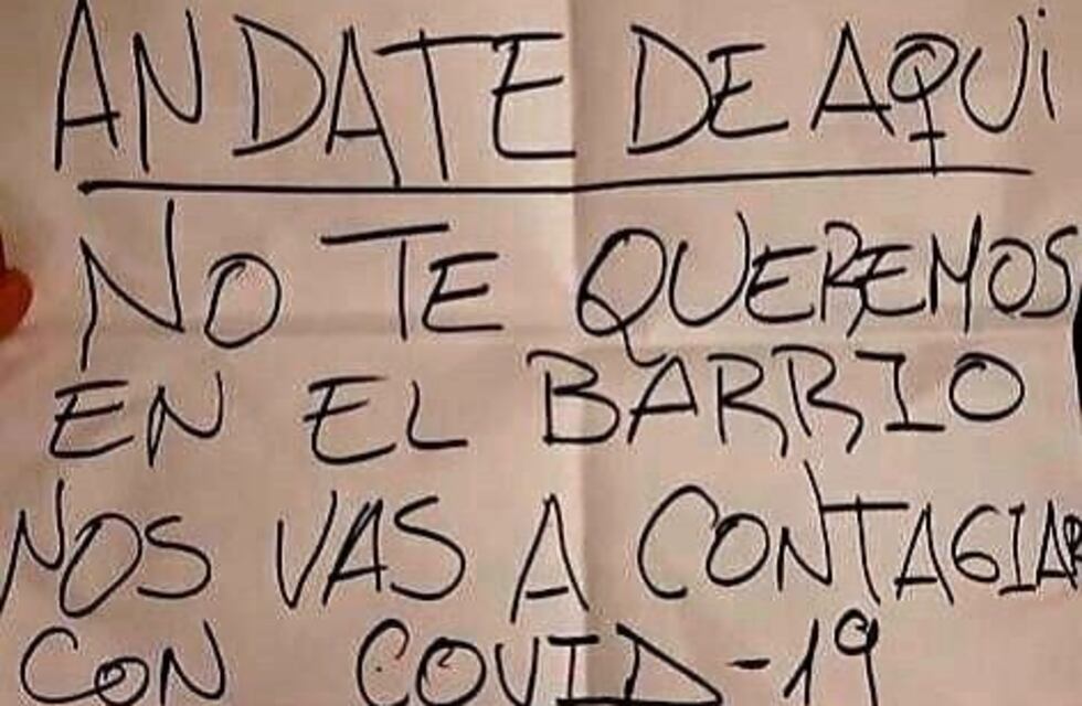 Vecinos pegaron un cartel en la casa del Director de un hospital pidiendo que se vaya del barrio