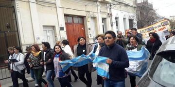 Docentes marchan por la ciudad de Salta\u002E (La Gaceta)