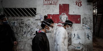 Dos personas con tapabocas\u002E (EFE)