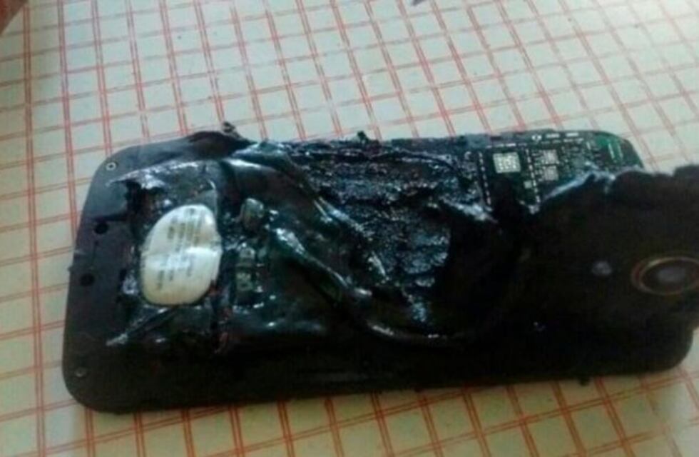 Explotó su celu mientras dormía y sufrió varias quemaduras