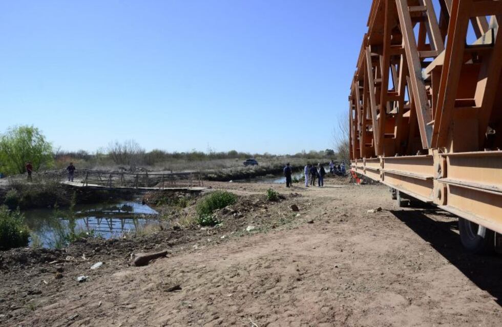Instalan puente para facilitar acceso a vecinos de las 127 hectáreas