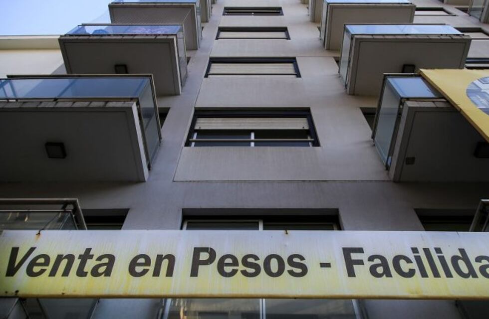 Por la volatilidad cambiaria, ya el 85% de los departamentos rosarinos se vende en dólares