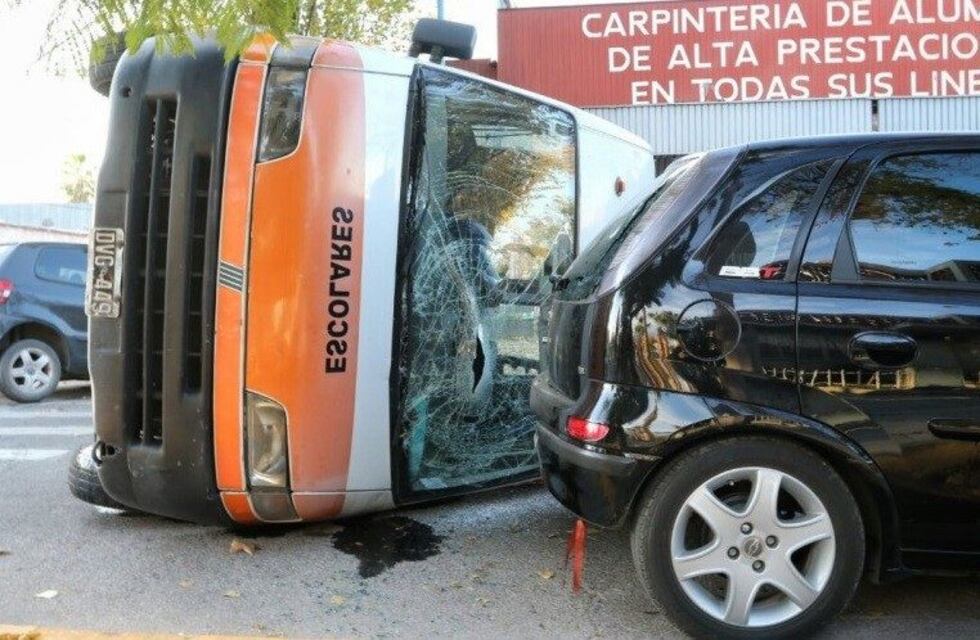 Godoy Cruz: volcó un transporte escolar y hay 9 menores lesionados