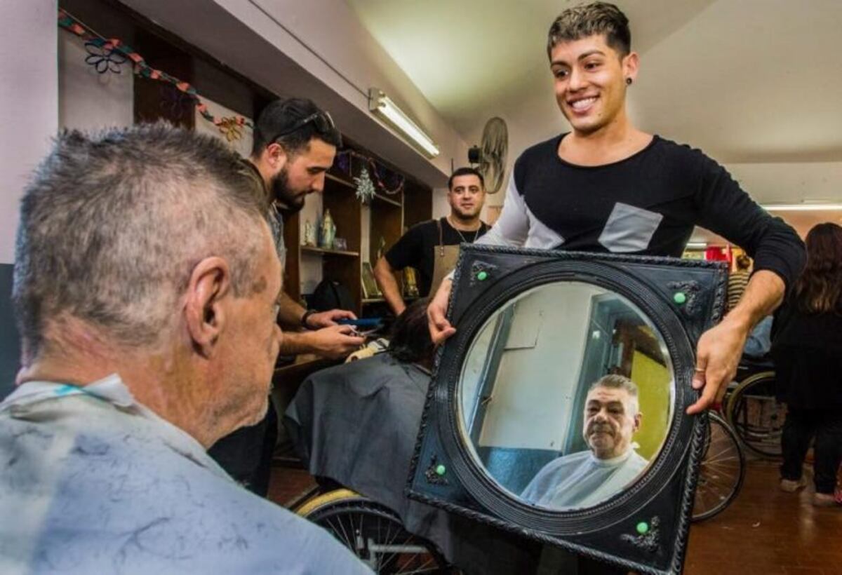 Los estudiantes de barbería y peluquería de Studio 86\u002E escuela de emprendedores, les cortaron el pelo y embellecieron a los abuelos del Padre Lamónaca\u002E