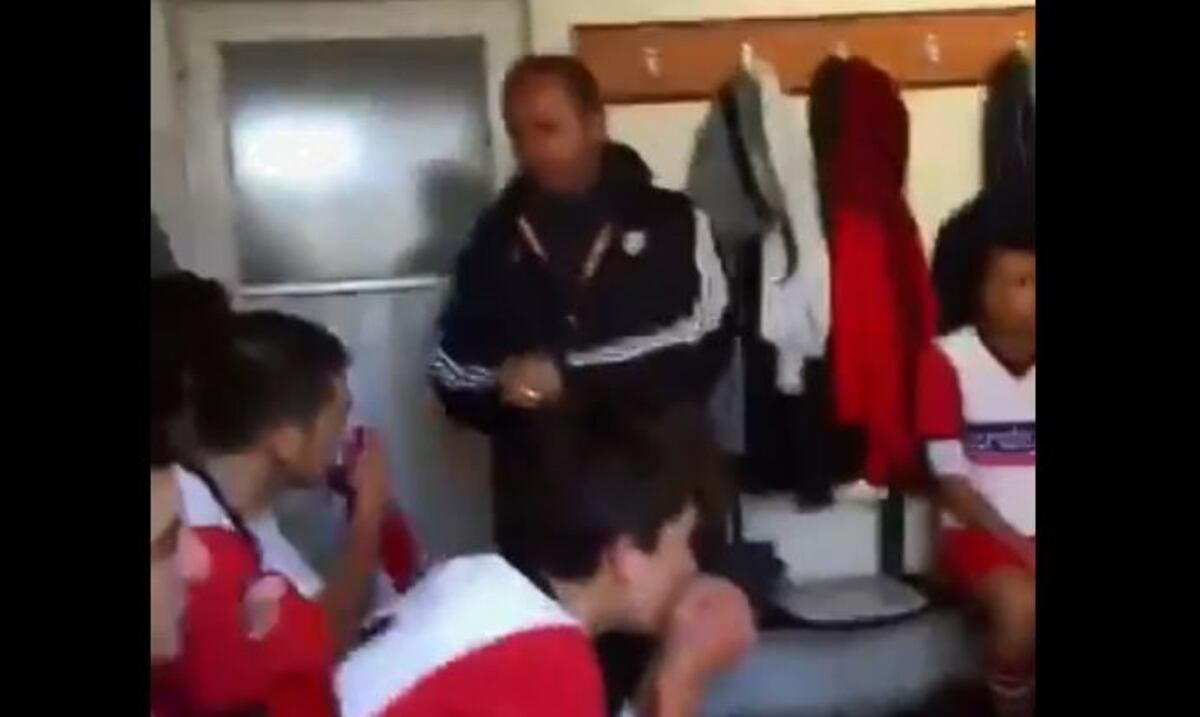 Técnico golpeando a sus jugadores (Foto: captura)\u002E