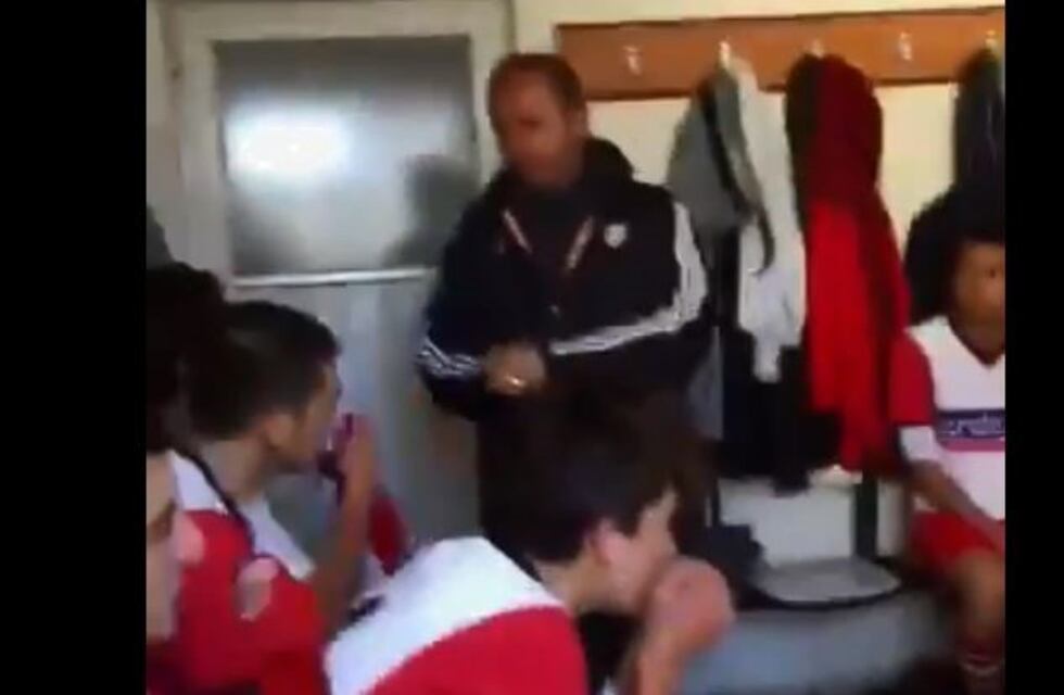 ¡Locura! Filmaron a un técnico golpeando a sus jugadores por ir perdiendo