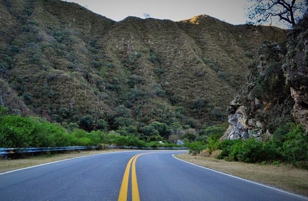 Un hombre se despistó y chocó contra una montaña en la Ruta 4