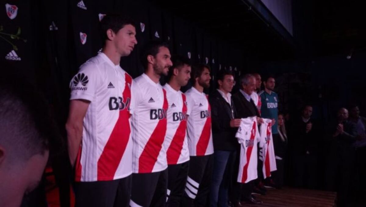 River presentó la nueva camiseta con la que irá en busca de su cuarta Copa Libertadores\u002E