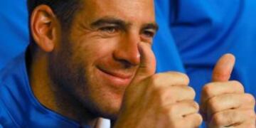 Juan Martin del Potro of Argentina's Davis Cup tennis team, gives thumbs up after the team's arrival in Buenos Aires, Argentina, November 29, 2016. REUTERS/Agustin Marcarianrn ezeiza juan martin del potro tenis copa davis equipo argentina campeon tenis tenistas argentina campeon conferencia prensa