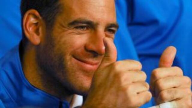 Juan Martin del Potro of Argentina's Davis Cup tennis team, gives thumbs up after the team's arrival in Buenos Aires, Argentina, November 29, 2016. REUTERS/Agustin Marcarianrn ezeiza juan martin del potro tenis copa davis equipo argentina campeon tenis tenistas argentina campeon conferencia prensa
