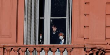 El Presidente saluda desde uno de los ventanales a los manifestantes (Foto: REUTERS/Agustin Marcarian)