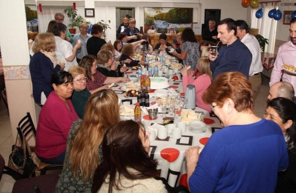 La gobernadora se reunió con jubilados del centro de jubilados Akainik