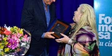 Durante un acto realizado en el Centro Cultural Municipal, el intendente de la ciudad, Ing\u002E Jorge Jofré, destacó el aporte a la cultura de la ciudad que realiza la consagrada escritora Blanca Salcedo