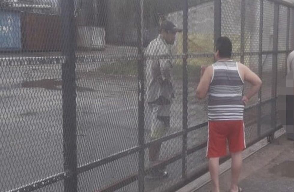 Un hombre de 79 años murió atrapado contra el marco de un portón eléctrico