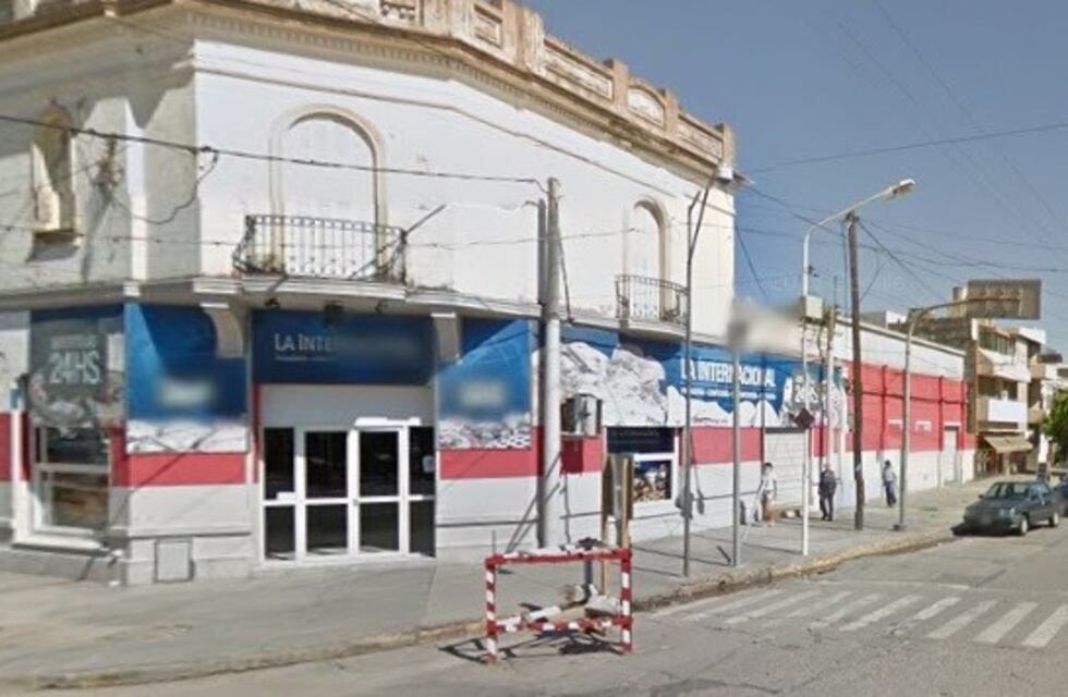 Esperaba el colectivo para ir a trabajar y en la garita fue interceptado por dos delincuentes armados